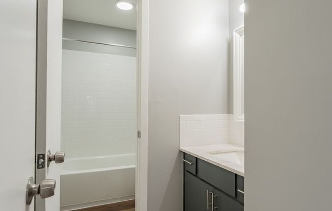 2 beds, 1 bath, 886 sqft, $1,125, Unit 421-25