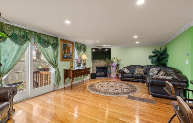 215 SAINT MARY ST