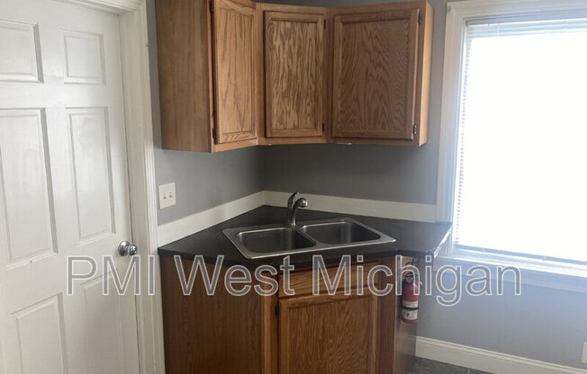 1530 QUARRY AVE NW