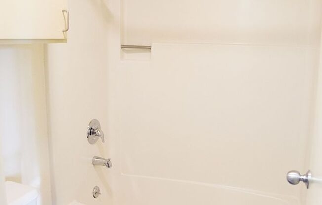 2 beds, 1 bath, 840 sqft, $1,582, Unit 0111