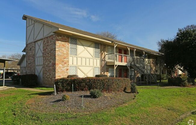 2 beds, 1 bath, 905 sqft, $1,129