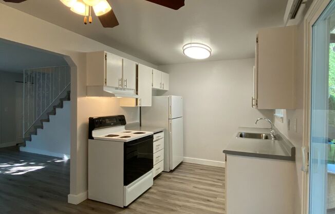 2 beds, 1 bath, 807 sqft, $1,695, Unit I5