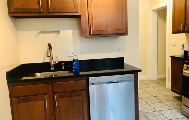 1 bed, 1 bath, 700 sqft, $850, Unit 215 Apt. A