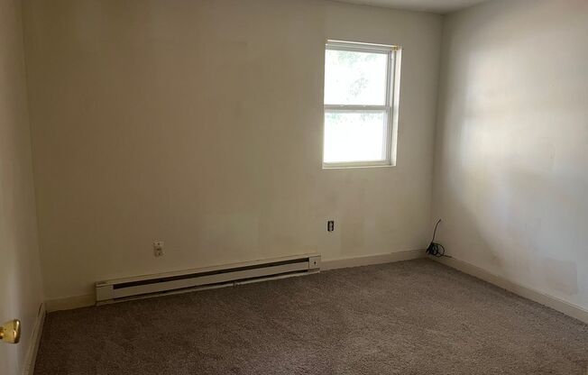 4 beds, 1 bath, $1,000