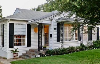 2 Bedroom, 1 Bath in Little Forest Hills!