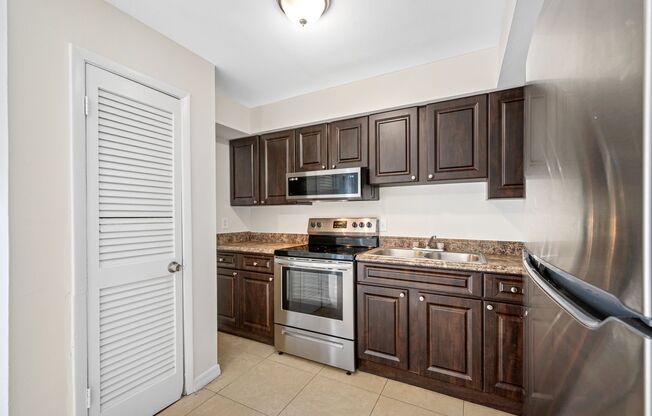 2 beds, 1.5 baths, 940 sqft, $1,650, Unit 8737-D