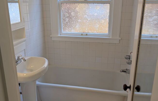 Studio, 1 bath, 308 sqft, $1,129, Unit 06