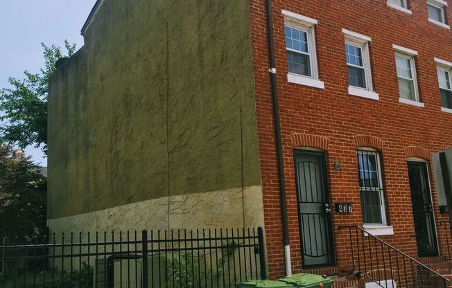 Lovely & Renovated Seton Hill 2bd + den/2ba CAC & W/D! Available 11/1
