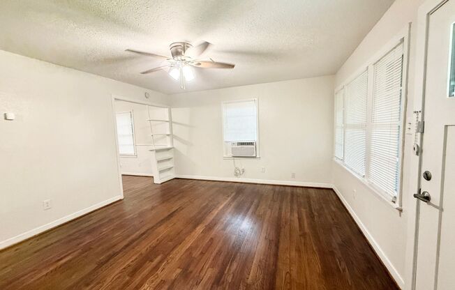 Adorable 2/1 Craftsman Bungalow Near Southside Elementary