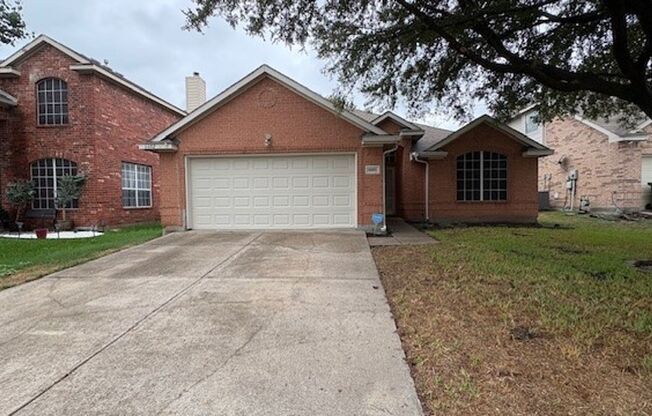 Cozy 3 Bedroom, 2 Bathroom Home with plenty of space, Arlington ISD!