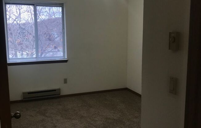 3 beds, 1 bath, 1,040 sqft, $1,695, Unit 3172-304