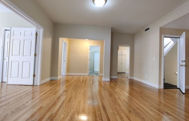 Central BU Location! Walk to  School, Eat-in Kitchen, Dishwasher, Laundry in on a Site