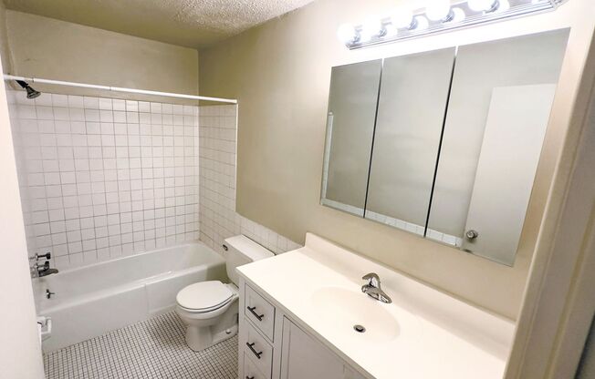 2 beds, 1 bath, $1,300, Unit 201