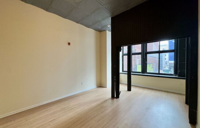 Studio, 1 bath, 899 sqft, $1,360, Unit 413 Unit 102