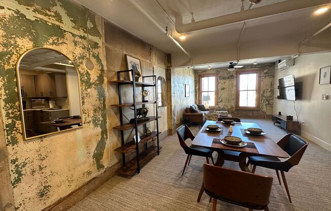 Studio, 1 bath, 640 sqft, $1,700, Unit STR 219 N ALAMO #403