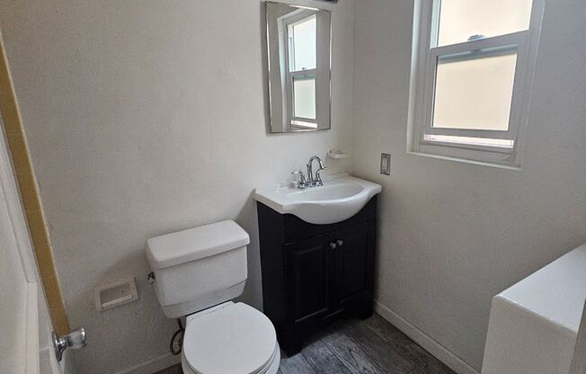 Studio, 1 bath, 298 sqft, $1,350, Unit 24