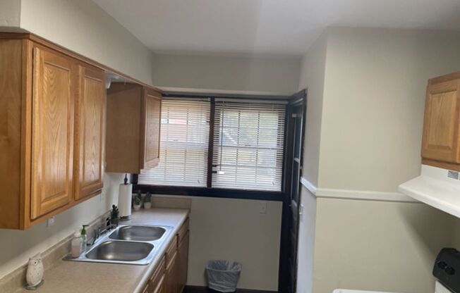 1 bed, 1 bath, $1,195, Unit 1312 W. Jackson St.