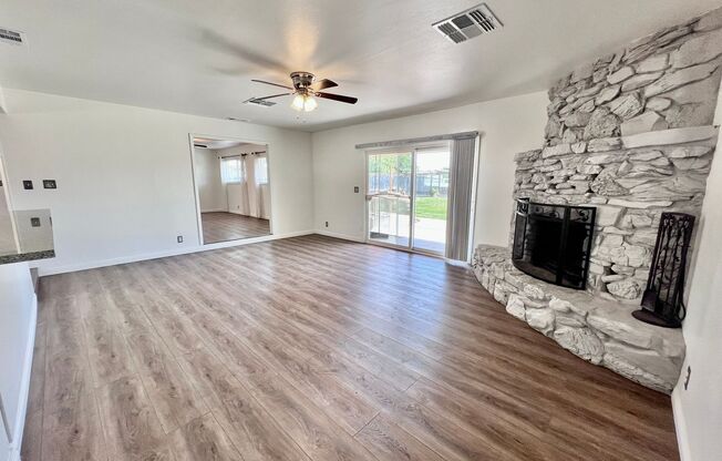 $2,395 Clinton & Maple, 3 Bedroom 2 Bathroom - Harvard Ave, Fresno - Spacious and Landscaped Yard