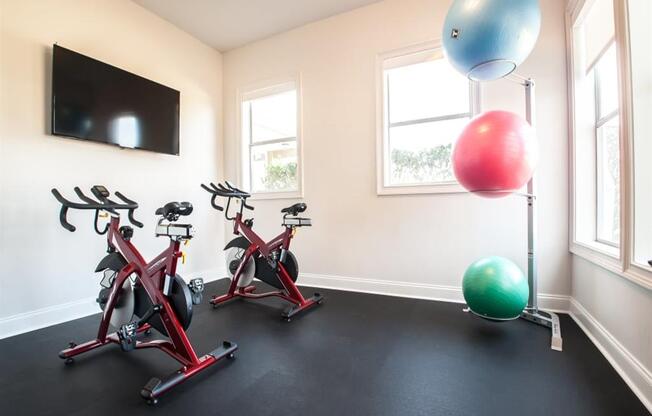 Fully-equipped fitness center at Waterford Place Apartments, Tennessee