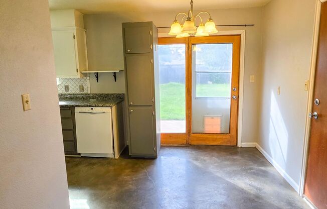 3 Bed 1 Bath home with garage for rent!