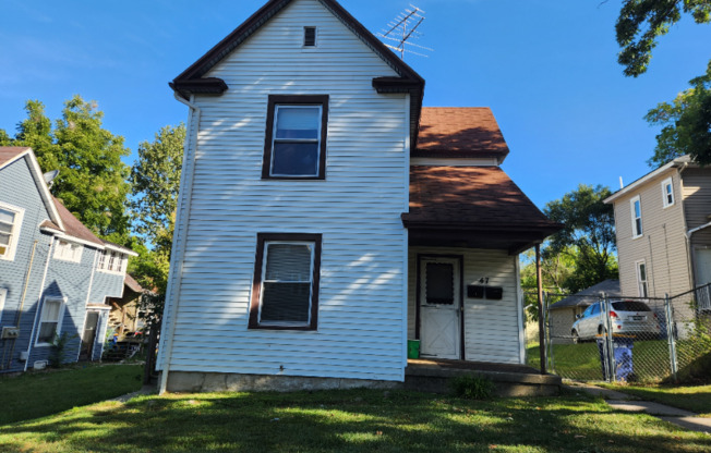 47 CALEDONIA AVE NE