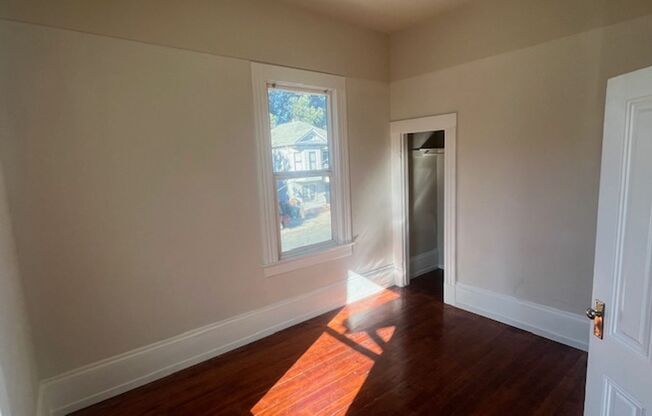 3 beds, 1 bath, 1,250 sqft, $2,500, Unit 1233 Star St. - Upstairs