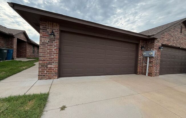 3 Bedroom 2 Bath 2 Car Garage - Edmond Schools Close to Downtown Edmond