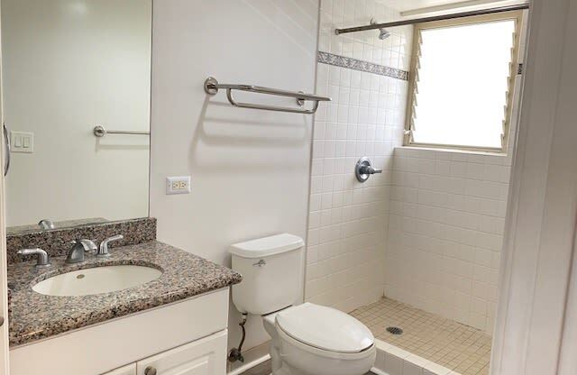 Hobron Apartments bathroom