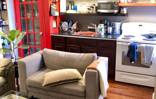 Beautiful 1-Bed Apt with storage unit and laundry on tree lined street in Norther Liberties