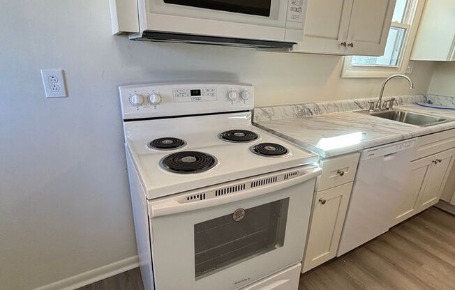 Newly Renovated 2 Bedroom - Carnegie!