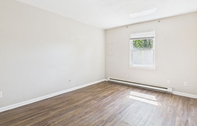 2 beds, 1 bath, $1,250, Unit 4