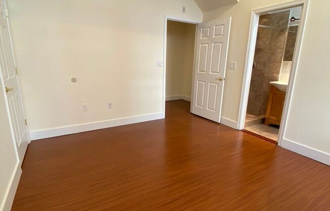 Sophisticated 2 Bedroom, 2 Bath w/ Hardwood Floors in The Heart of Center City!!!!!