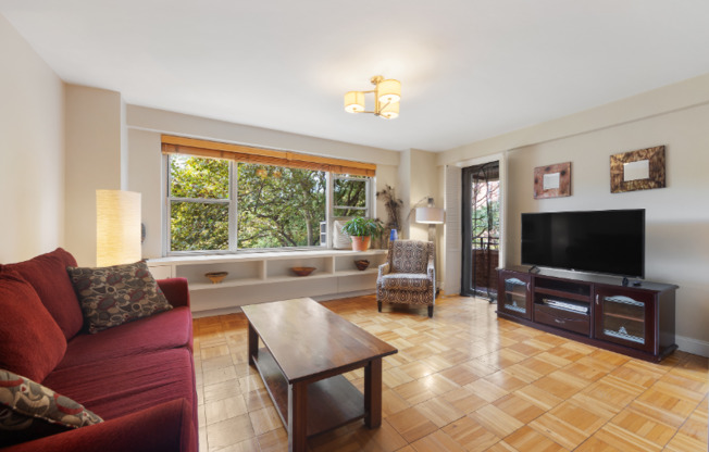 572 GRAND ST