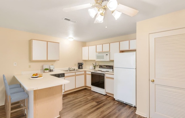 the preserve at ballantyne commons apartment kitchen and dining area