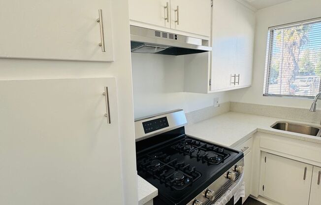 492-1230 N. MANSFIELD AVE.