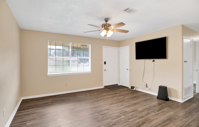 4 Bed Home with Large Yard