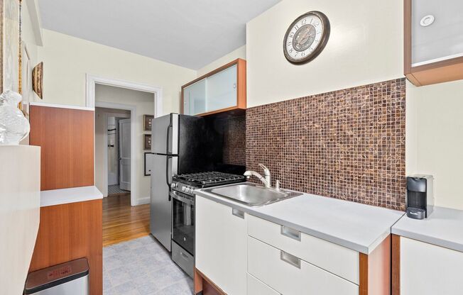PARKING - SUNNY - EXTRA STORAGE - CLEVELAND CIRCLE