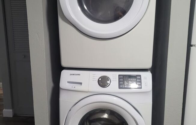 3 beds, 1 bath, 945 sqft, $1,700, Unit 1326 M4