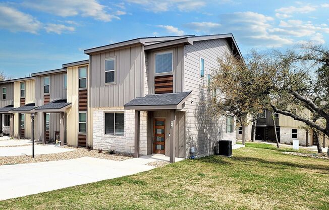 Sophisticated 3/BR 2.5/BS Home in Point Venture – Modern Comfort & Style!