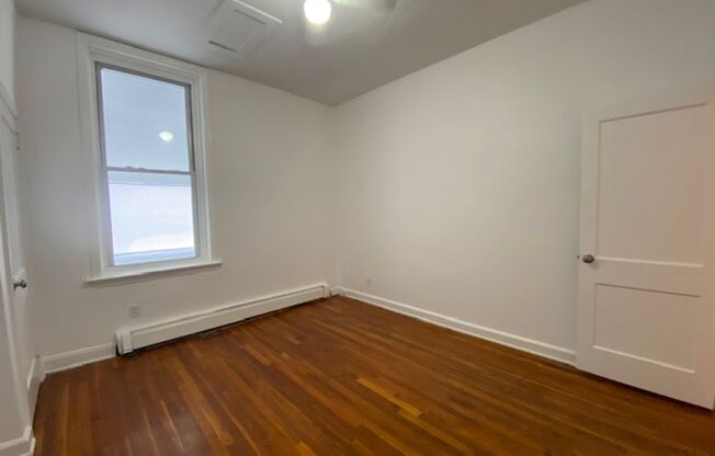 2 beds, 1 bath, $2,100, Unit Apt 3 - 24 Bay Ave