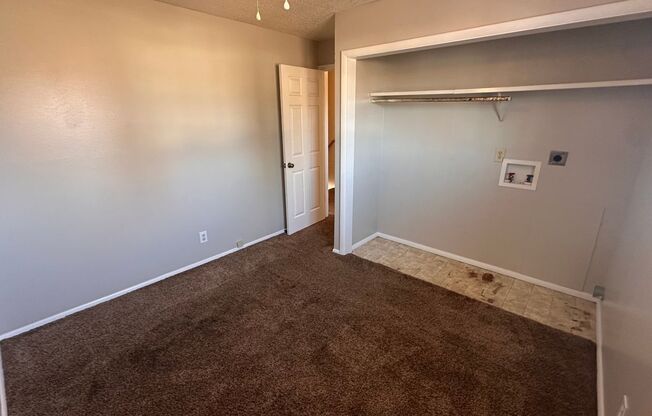 2 beds, 1 bath, $750, Unit 305