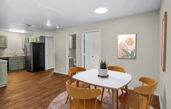 1013/1015 Advance St