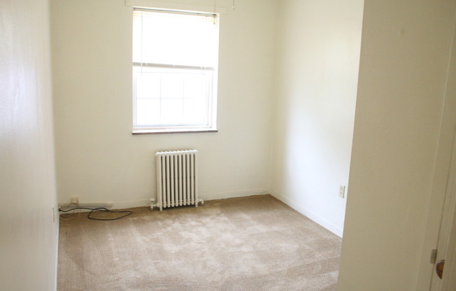 2 beds, 1 bath, 700 sqft, $1,000, Unit C03