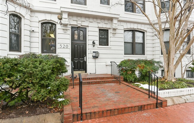 Elegant 2 Bedroom In Capitol Hill, Hardwood Floors And In-Unit Washer/Dryer