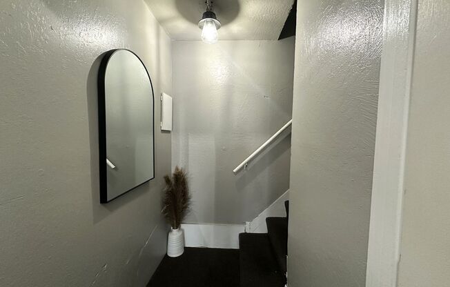 Studio, 1 bath, 325 sqft, $1,195, Unit Unit 5