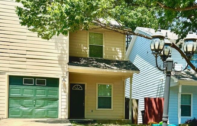 Updated townhome close to downtown Fort Worth