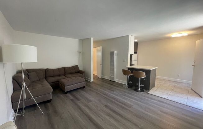 2 beds, 1 bath, $2,610, Unit 4