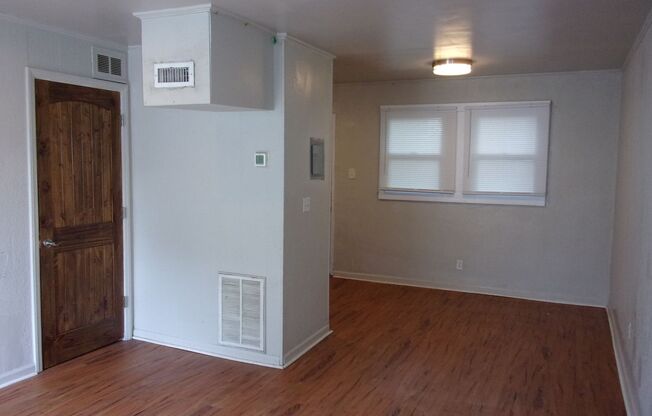 2 Bedroom 1 Bath Townhome Minutes to Uptown Charlotte - Recently Renovated