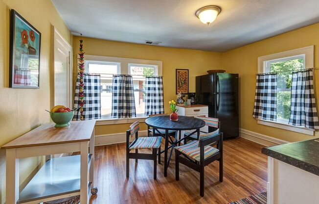 Central AVL - Stylish Furnished Apartment minutes from Downtown