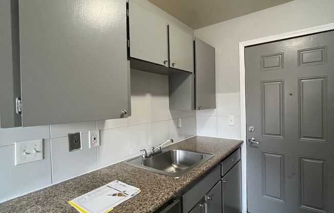 Studio, 1 bath, 450 sqft, $1,000, Unit 40-A